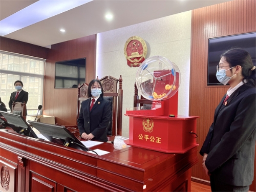 2023.2.21.在北门法庭第二法庭通过公开摇号的方式选任我院拟受理的三个破产清算案件和一个强制清算案件的管理人和清算组。