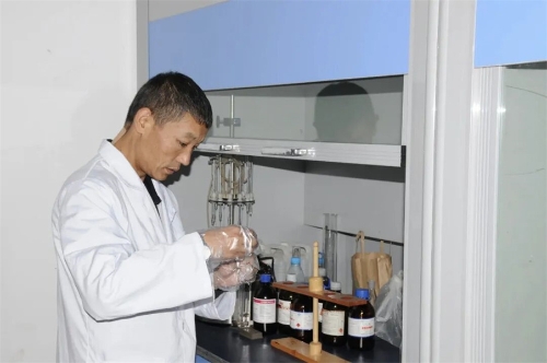 张福军在检验证物