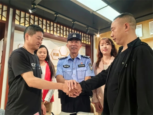 矛盾双方握手言和