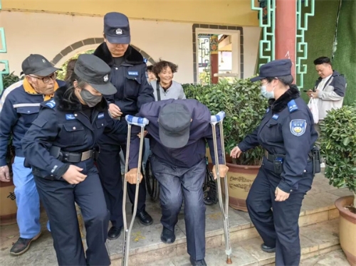 1.搀扶行动不便群众下台阶