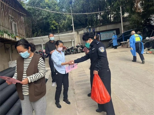 4.任斌正在给辖区群众发放生活物资