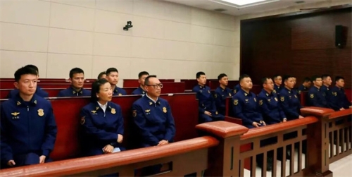 消防指战员认真旁听