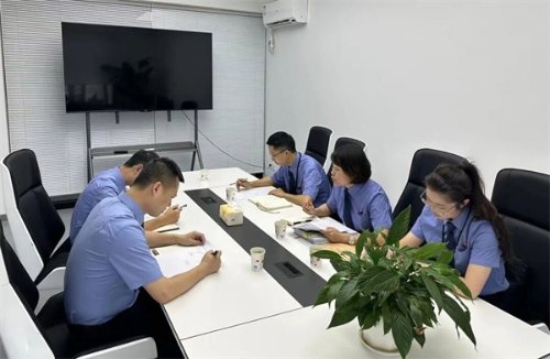 2.工作中的徐晓凤